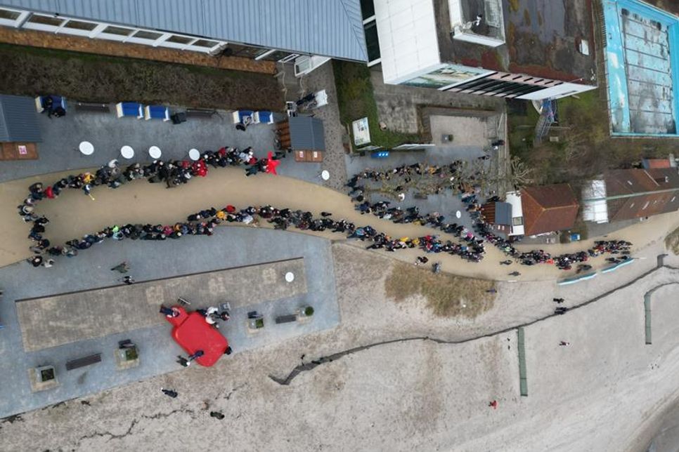 Der Rekord konnte gebrochen werden: 384 Teilnehmerinnen und Teilnehmer reihten sich in die Punschkette ein.