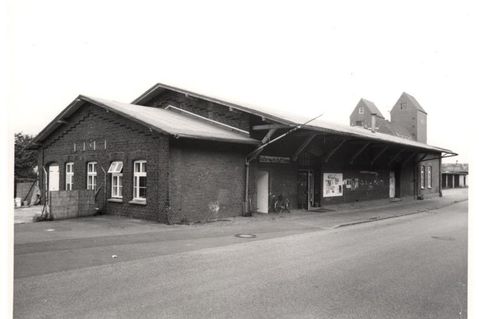 Aus der etwas tristen Güterabfertigungshalle der Deutschen Bahn wurde in viel Eigenleistungen ein „echtes“ Bürgerforum mit vielen Veranstaltungen aus allen Kultursparten.