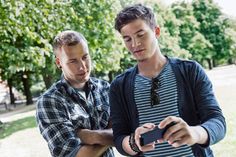 Das Smartphone ist immer griffbereit. Damit sind für Jugendliche viele Verlockungen verbunden, schnell mal Geld auszugeben.