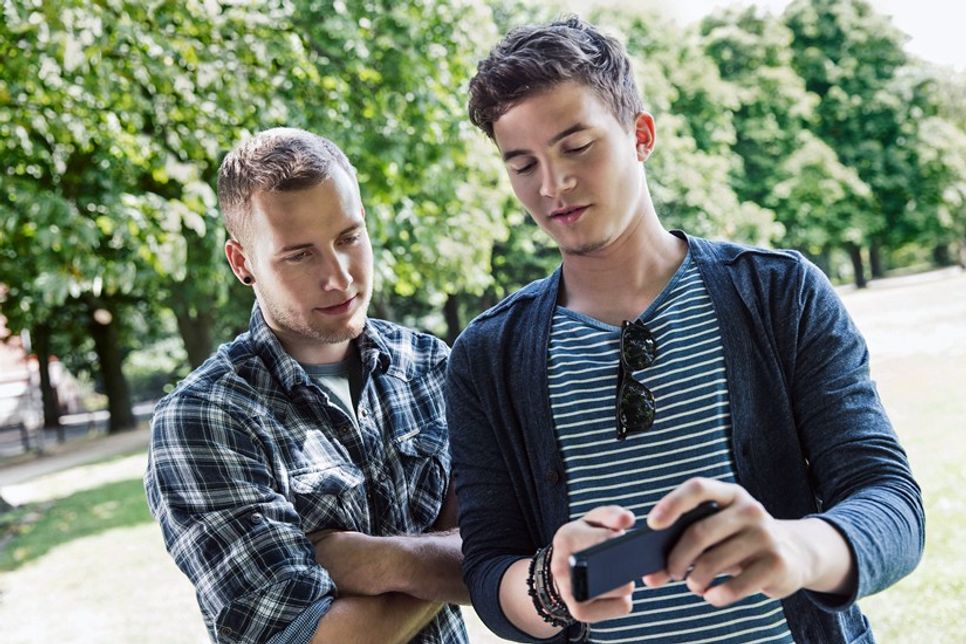 Das Smartphone ist immer griffbereit. Damit sind für Jugendliche viele Verlockungen verbunden, schnell mal Geld auszugeben.