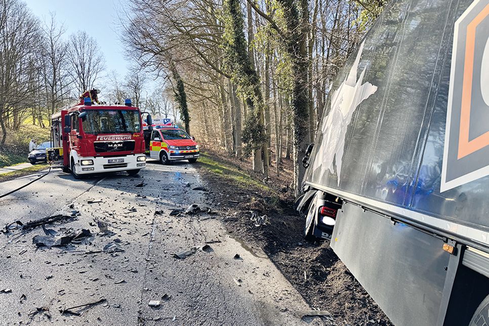 Auf der B 432 zwischen Pönitz und Scharbeutz kollidierten ein Pkw und ein Lkw.