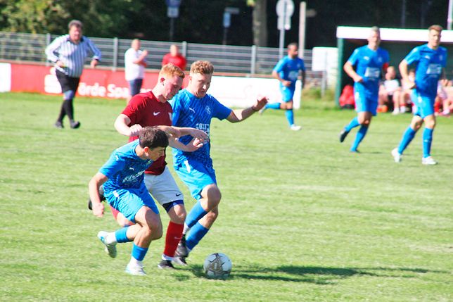 Die Lütjenburger (in blau) versuchten die Riepsdorfer zu stoppen.