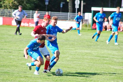 Die Lütjenburger (in blau) versuchten die Riepsdorfer zu stoppen.