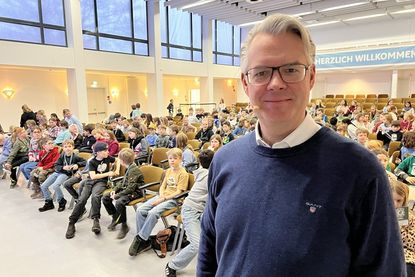 Dr. Daniel Ehmke vom Ameos Klinikum Neustadt begeisterte bei der Kinderuni mit anschaulichen Bildern und praktischen Übungen rund um die Gefühlswelt.
