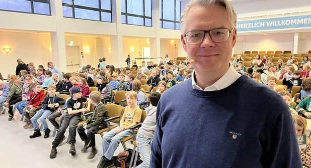 Dr. Daniel Ehmke vom Ameos Klinikum Neustadt begeisterte bei der Kinderuni mit anschaulichen Bildern und praktischen Übungen rund um die Gefühlswelt.