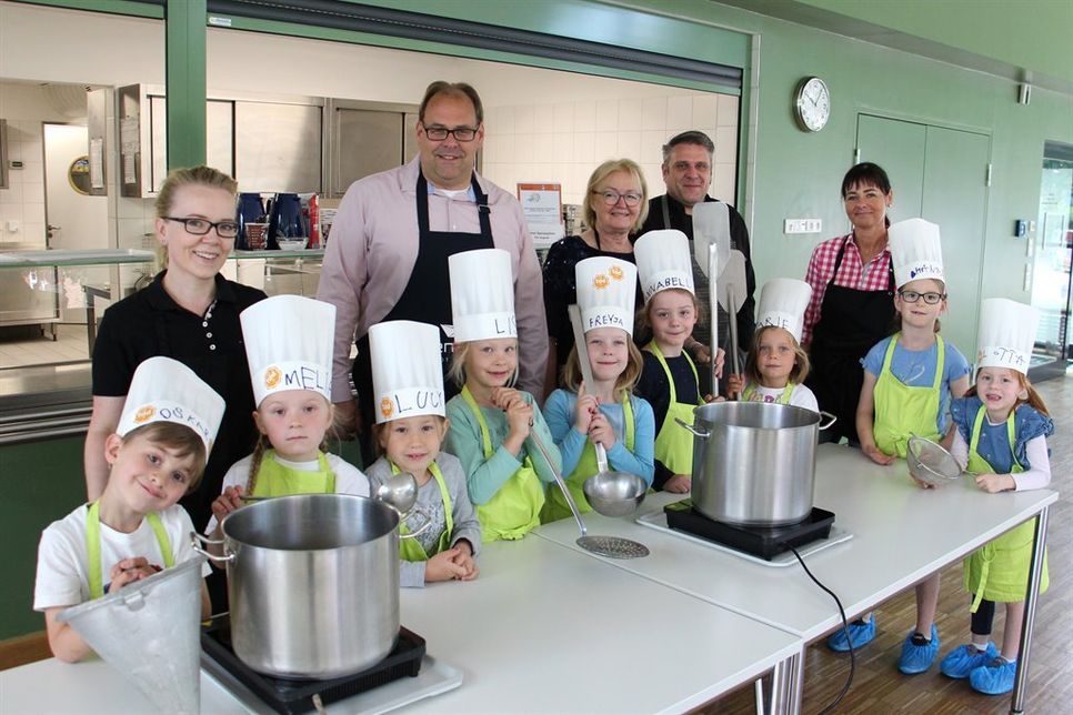 Haben das letzte Kindergartenjahr hinter sich: die Schuleulen der Kita am Kaiserholz mit Kita-Mitarbeiterin Bianca Loskow, Bürgermeister Mirko Spieckermann, der Geschäftsführerin von Tischlein deck dich Eveline Glanemann, Küchenleiter Thomas Züfle und die Leiterin der Kita Am Kaiserholz Franka Haamann (v. lks.)
