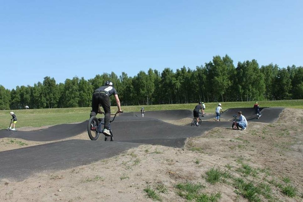 Mit Schutzhelm dürfen die Jugendlichen sich hier mit Montainbikes und Co. bis 22 Uhr austoben.