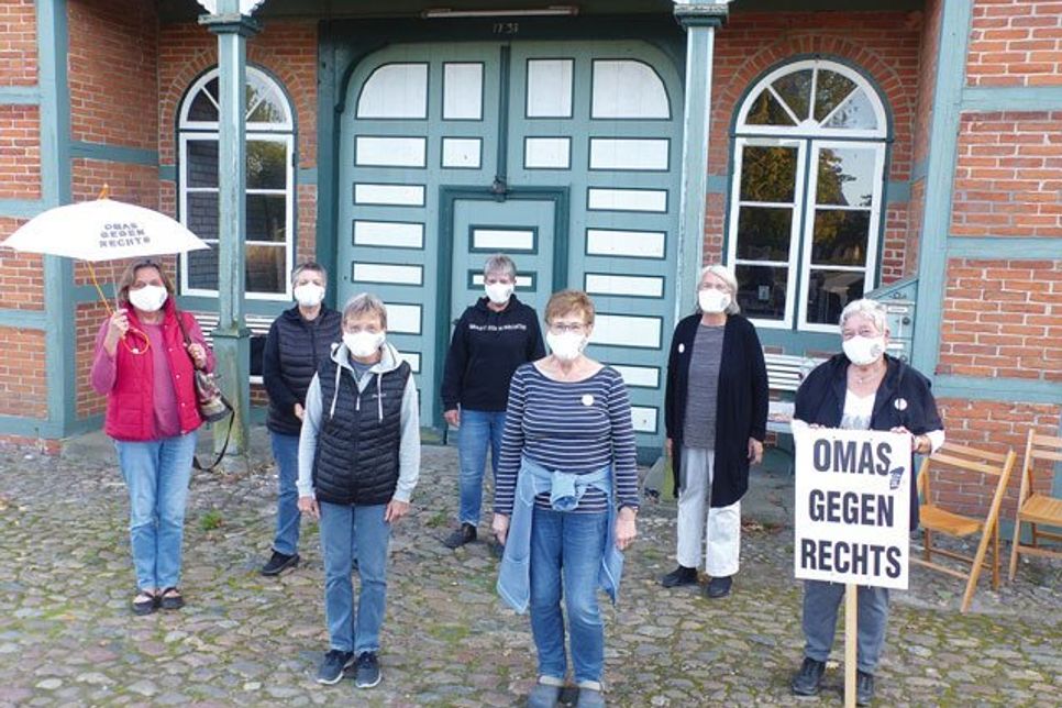 Die Kieler Omas gegen Rechts laden am kommenden Samstag, dem 3. Oktober ab 10 Uhr in die Dorfstraße 30/32 nach Wendtorf zum Hofflohmarkt ein – und dazu, die Omas kennenzulernen, denn diese Omas sind eine richtig coole Truppe. Omas eben.