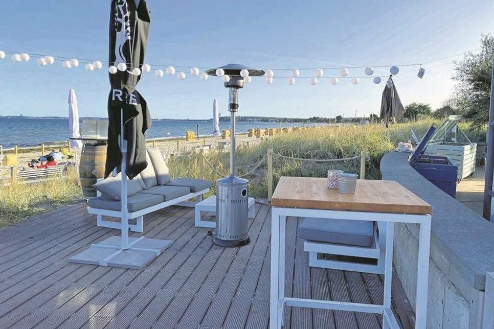 Trend Strandbar: Die Aussicht von dieser Strandbar macht Lust auf einen entspanntem Tag am Meer. (Foto: www.luebecker-bucht-ostsee)
