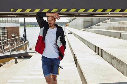 Lässige Herren-Jeansshorts lassen sich mit vielen Outfits kombinieren.