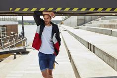 Lässige Herren-Jeansshorts lassen sich mit vielen Outfits kombinieren.
