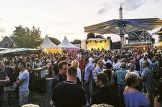Buntes Treiben herrscht bei einem großen Angebot an Kunsthandwerk und Kulinarischem sowie einem Bühnenprogramm für jung und alt auf der Festwiese sowie im gesamten Niendorfer Hafen.
