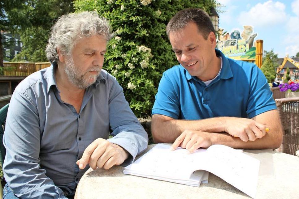 Mark Burmeister (re.) und Ingo Wilhelm analysieren die Kindergartensituation in der Gemeinde Grömitz.