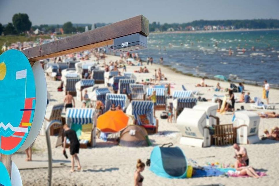 Der Strand in Scharbeutz mit einem Sensor-Strandticker (Foto: www.luebecker-bucht-ostsee.de).