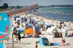 Der Strand in Scharbeutz mit einem Sensor-Strandticker (Foto: www.luebecker-bucht-ostsee.de).