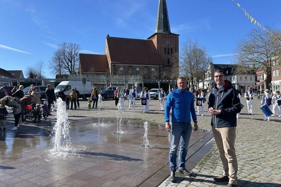 Mitorganisator und 1. Vorsitzender des Gewerbevereins Sven Muchow (lks.) mit dem stellvertretenden Bürgermeister Sebastian Schmidt bei der Eröffnung des Ostermarktes um kurz nach 10 Uhr.