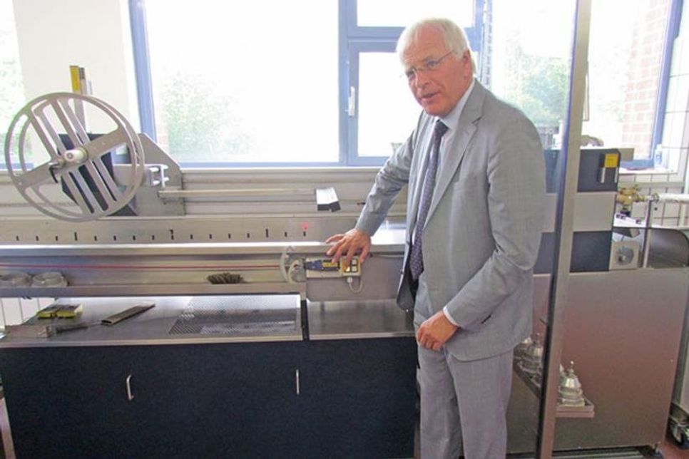 Landrat Reinhard Sager startet die neue Schlauchwaschanlage