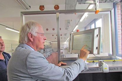 Jörg Schröder, stellvertretender Leiter der FTZ erklärt das Touch-Panel