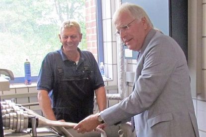 Jörg Schröder und Landrat Reinhard Sager an der neuen Anlage.