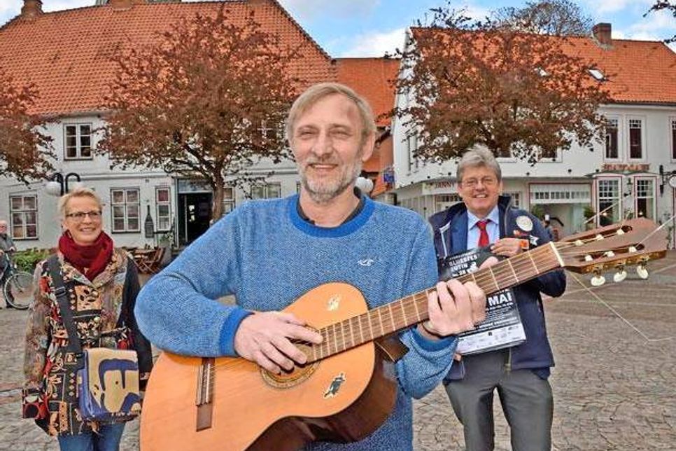 Barbara Block, Vorstandsmitglied des Baltikumvereins, Veranstalter Helge Nickel und Hans-Ingo Gerwanski, Sparkasse Holstein, bieten ein ungewöhnliches und vielseitiges Programm zum Eutiner Bluesfestival