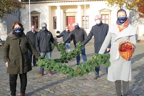Von links vordere Reihe: Andrea Brunhöber (Stadtmarketing), Lina Koop (Nachhaltigkeitsmanagement); zweite Reihe: Danny Seidel (Demokratie Leben), Uwe Muchow (Verein der Freunde und Förderer des Museums der Stadt Neustadt); dahinter: Norbert Mohwinkel (Demokratie Leben); dritte Reihe: Mirko Spieckermann (Bürgermeister), Sven Muchow (Vorstand Gewerbeverein).