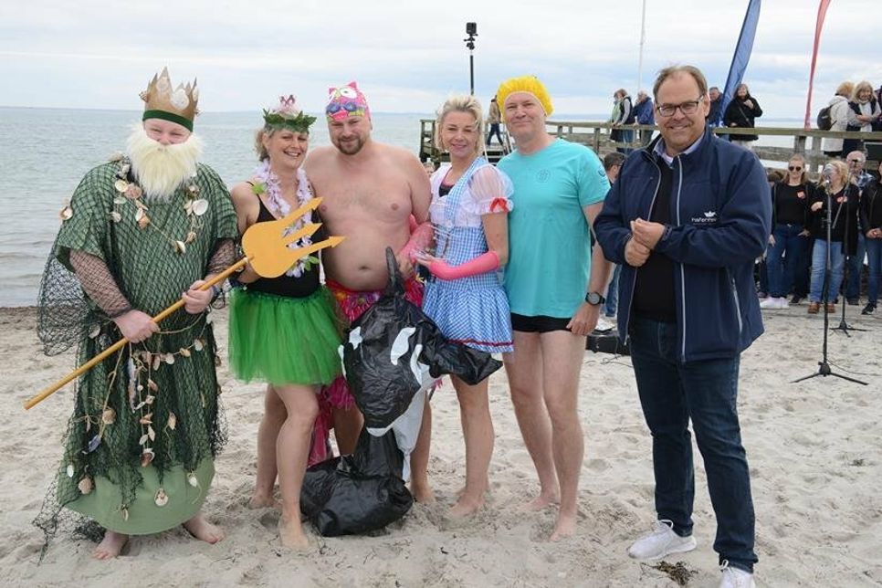 Neptun hat mit Unterstützung von Bürgermeister Mirko Spieckermann die „Orcas“ für das beste Kostüm ausgezeichnet. Im nächsten Jahr dürfen sie dann über den Favoriten mitbestimmen.