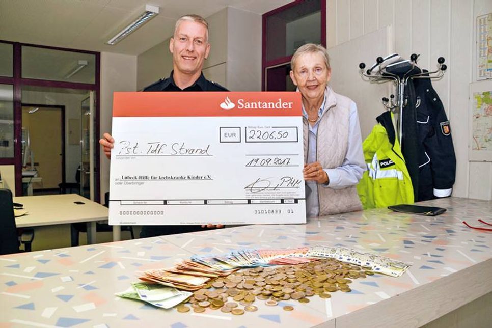 Turnier-Organisator Nicky Päsch konnte jetzt den symbolischen Scheck und das Bargeld in Höhe von 2.206,50 Euro an Heidemarie Vesper von der „Lübeck-Hilfe für krebskranke Kinder“ überreichen. (Foto: René Kleinschmidt)