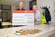 Turnier-Organisator Nicky Päsch konnte jetzt den symbolischen Scheck und das Bargeld in Höhe von 2.206,50 Euro an Heidemarie Vesper von der „Lübeck-Hilfe für krebskranke Kinder“ überreichen. (Foto: René Kleinschmidt)