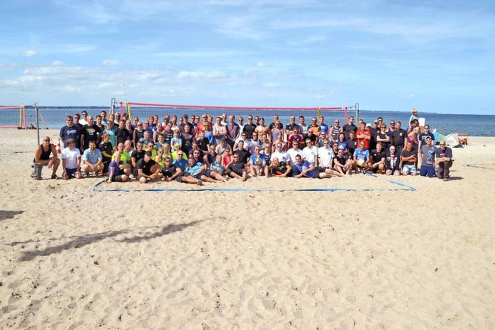 Rund 150 Teilnehmer spielten am 27. Juni in 27 Mannschaften am Niendorfer Freistrand gegeneinander. Über 100 Zuschauer verfolgten die Beach-Volleyballspiele für den guten Zweck. (Foto: René Kleinschmidt)