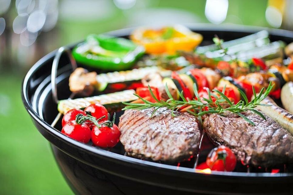 Ob Fleisch, Fisch, Gemüse oder auch Obst – vom Grill schmecken viele Sachen besonders gut. (Foto: AdobeStock)