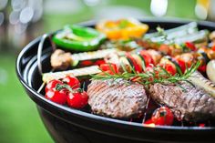 Ob Fleisch, Fisch, Gemüse oder auch Obst – vom Grill schmecken viele Sachen besonders gut. (Foto: AdobeStock)
