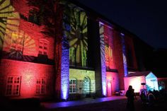 In der einzigartigen Atmosphäre des Klosterinnenhofes erklingt virtuose und außergewöhnliche Musik verbunden mit eindrucksvollen Lichtinstallationen.
