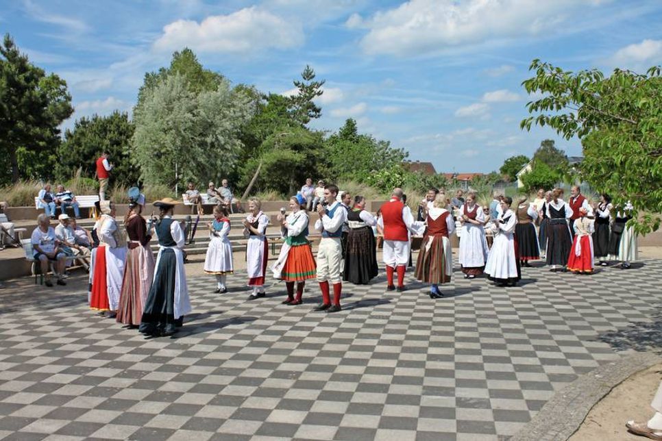 Eröffnungstanz mit Thorsten Johannsen vom Landestrachtenverband Schleswig-Holstein.