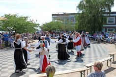 Schönes Wetter und tolle Trachten: Das Forum wurde zur Freilichtbühne.