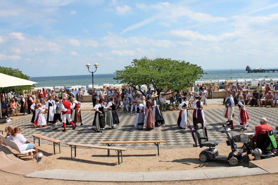 Viele Gäste am Forum und auf der Kurpromenade schauten dem Tanzfest begeistert zu.