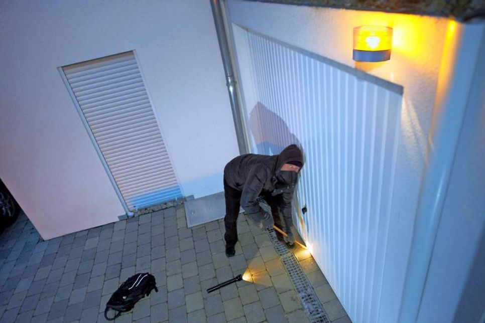 Einbruchversuche registrieren moderne Smart-Home-Systeme sofort - und leiten Maßnahmen zur Abschreckung und Absicherung ein. (Foto: djd/somfy)