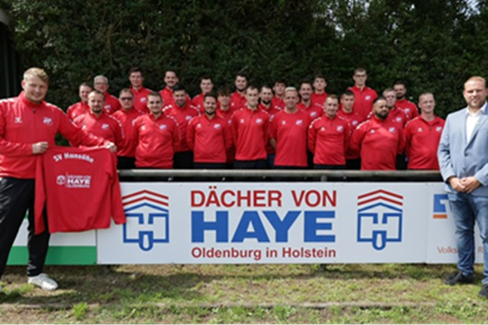 Hansühn. Die Herren-Fußballer des SV Hansühn freuen sich über neue Aufwärmpullover und T-Shirts von der Dachdeckerei Herbert Haye GmbH &amp; Co KG. Diese wurden Ende Juli im Rahmen des 75-jährigen Vereinsjubiläums von Inhaber Patrick Klüver übergeben. (red)