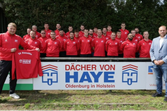 Hansühn. Die Herren-Fußballer des SV Hansühn freuen sich über neue Aufwärmpullover und T-Shirts von der Dachdeckerei Herbert Haye GmbH &amp; Co KG. Diese wurden Ende Juli im Rahmen des 75-jährigen Vereinsjubiläums von Inhaber Patrick Klüver übergeben. (red)