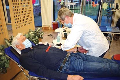 Manfred Ziehmer (hier mit Schwester Ursula Wernecke) spendet seit über 40 Jahren regelmäßig Blut – für ihn eine Notwendigkeit, auch unter Corona-Pandemiebedingungen.