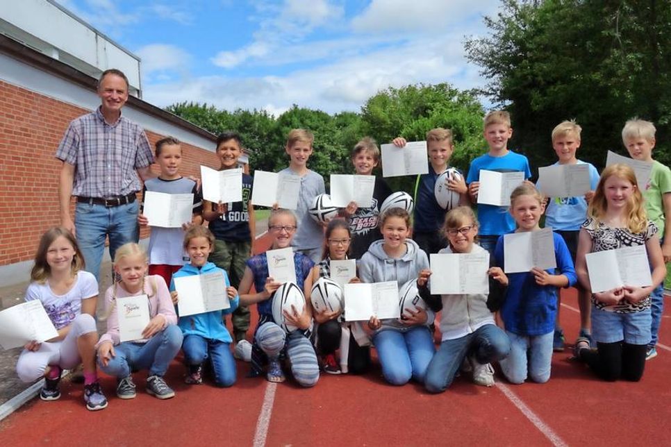 Die schulbesten Mädchen und Jungen nach der Siegerehrung.