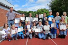 Die schulbesten Mädchen und Jungen nach der Siegerehrung.