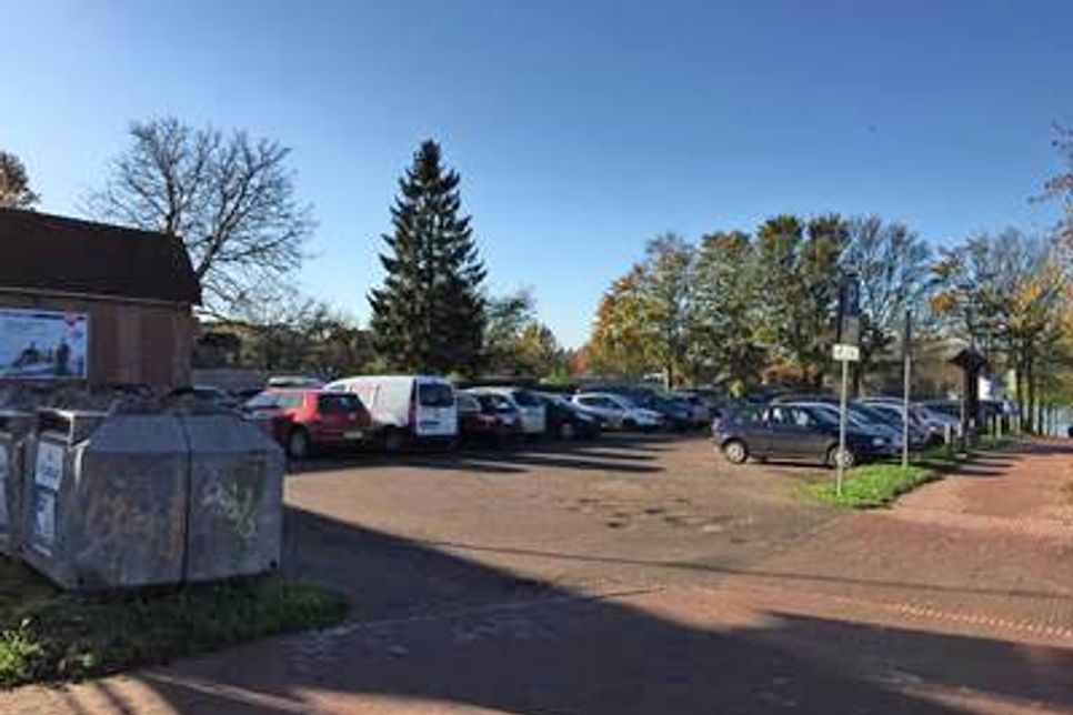 Der jetzige Sandparkplatz am Klosterhof könnte der Standort für den Neubau werden.