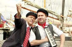 Pelzerhaken. Am Sonntag, dem 24. Juli geben „Lui & Fiete“ ein Gastspiel auf dem Seebrückenvorplatz. Start um 15 Uhr. Mit Liedern wie Lieder wie „Wir lagen vor Madagaskar“, „Whisky in the Jar“, „Rum aus Jamaika“ oder „An de Eck steiht een Jung mit een Tüddelband“ nehmen die beiden spaßigen Herren aus dem hohen Norden ihr Publikum mit auf eine musikalische Reise über die Weltmeere. (red)