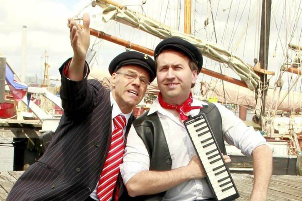 Pelzerhaken. Am Sonntag, dem 24. Juli geben „Lui &amp; Fiete“ ein Gastspiel auf dem Seebrückenvorplatz. Start um 15 Uhr. Mit Liedern wie Lieder wie „Wir lagen vor Madagaskar“, „Whisky in the Jar“,  „Rum aus Jamaika“ oder „An de Eck steiht een Jung mit een Tüddelband“ nehmen die beiden spaßigen Herren aus dem hohen Norden ihr Publikum mit auf eine musikalische Reise über die Weltmeere. (red)