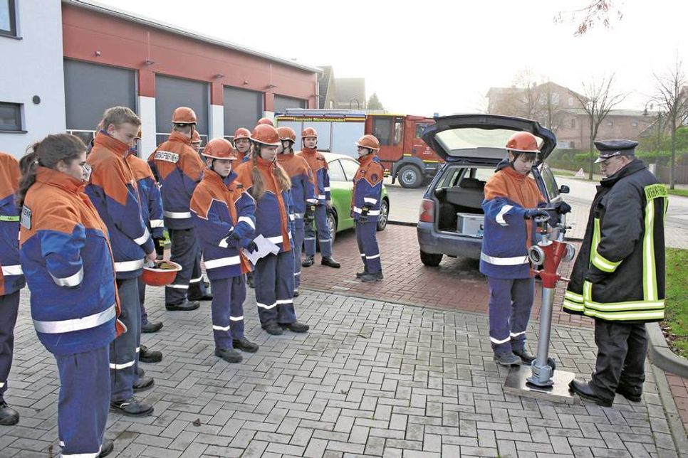 Praktischer Teil unter fachlicher Aufsicht am Feuerwehrgerätehaus in Schönwalde.