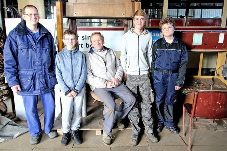 Eine Bahn begeisterte Gemeinschaft: (v. r.) Connor Krug (12), York Krug (15) und Ben Lüdke (12) mit seinem Vater.