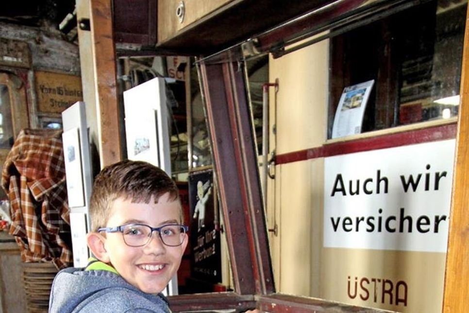 Ben Lüdke am alten Fahrerstand für Fahrsimulation.