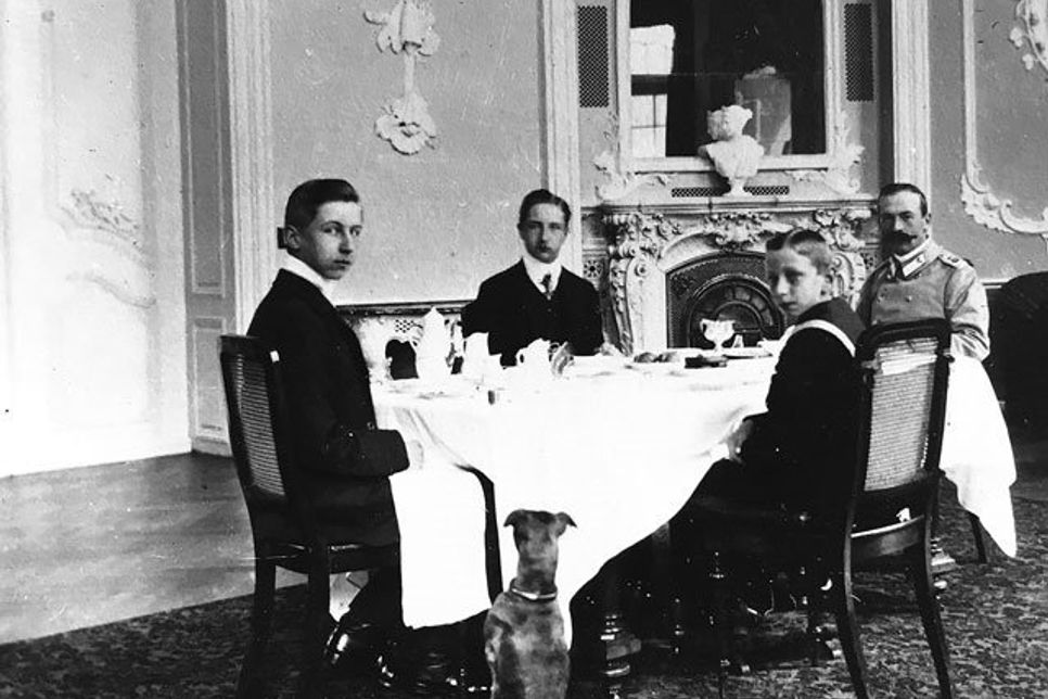 Die Kaisersöhne zu Tisch im Prinzenhaus.