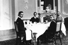 Die Kaisersöhne zu Tisch im Prinzenhaus.