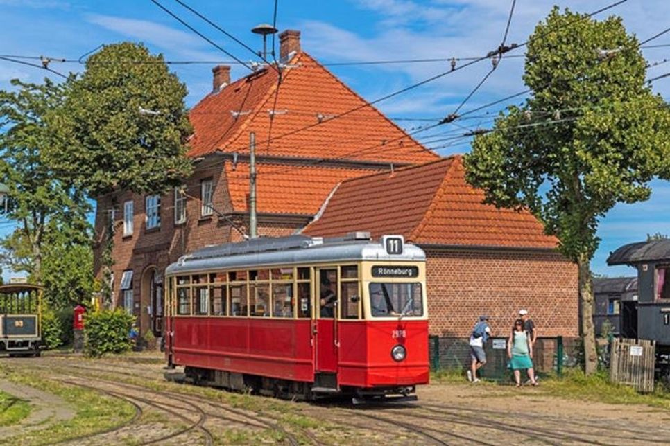 …sowie die Straßenbahnen am alten Bahnhof in Schönberger Strand. Bildnachweis:  Fotos: hfr Museumsbahn/ Borchers